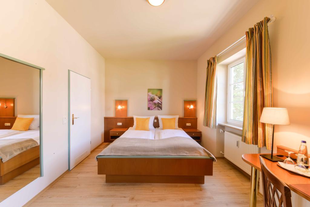 Boardinghouse Pfarrkirchen Hotel Room photo
